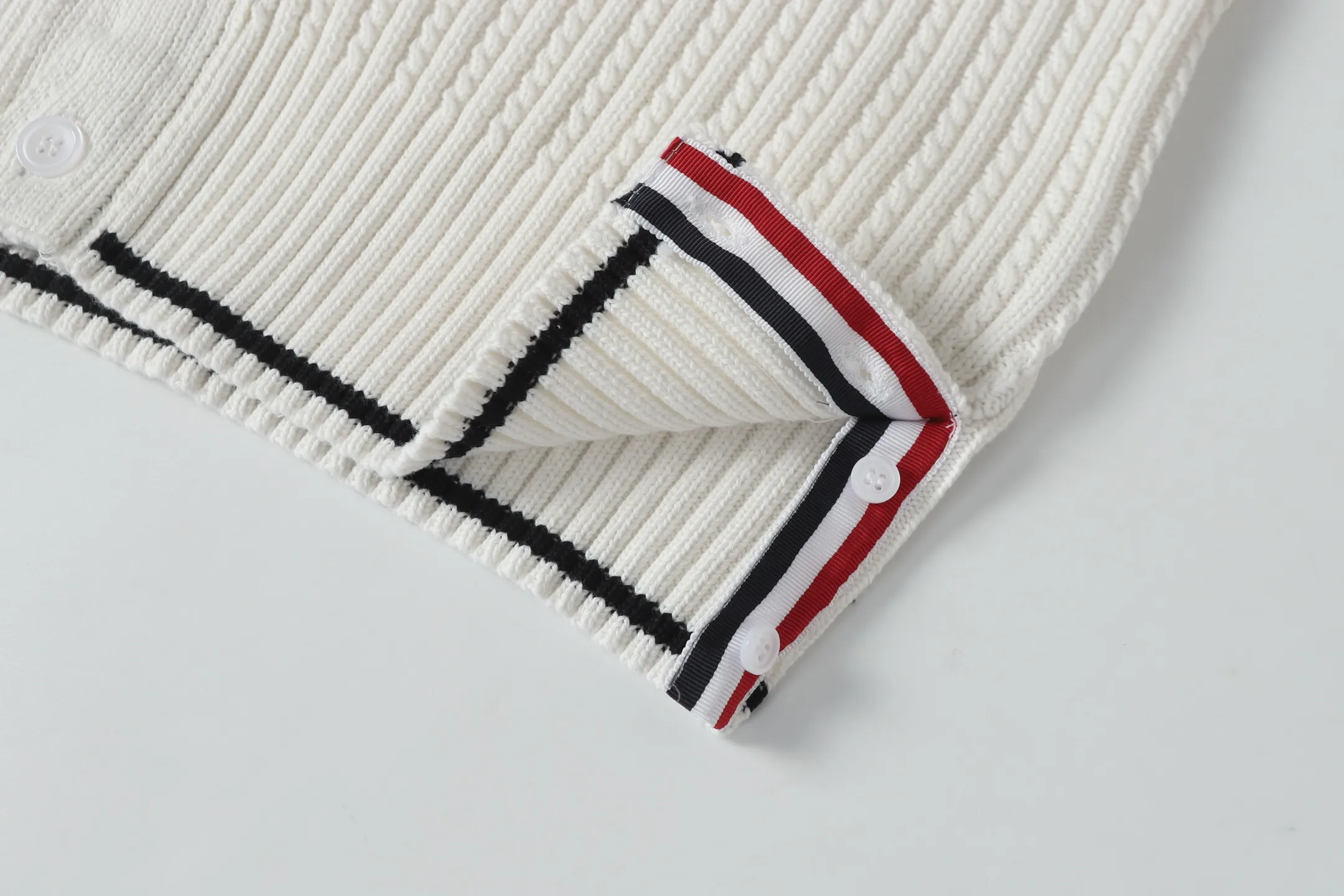 THOM BROWNE · V ：Gray Cream White Size：S M L Thom Browne 1965 ， 1997 。 Giorgio Armani ， Club Monaco ， 。Browne ， 、 。 ， 。 Thom Browne Classic ， 、 Classic。